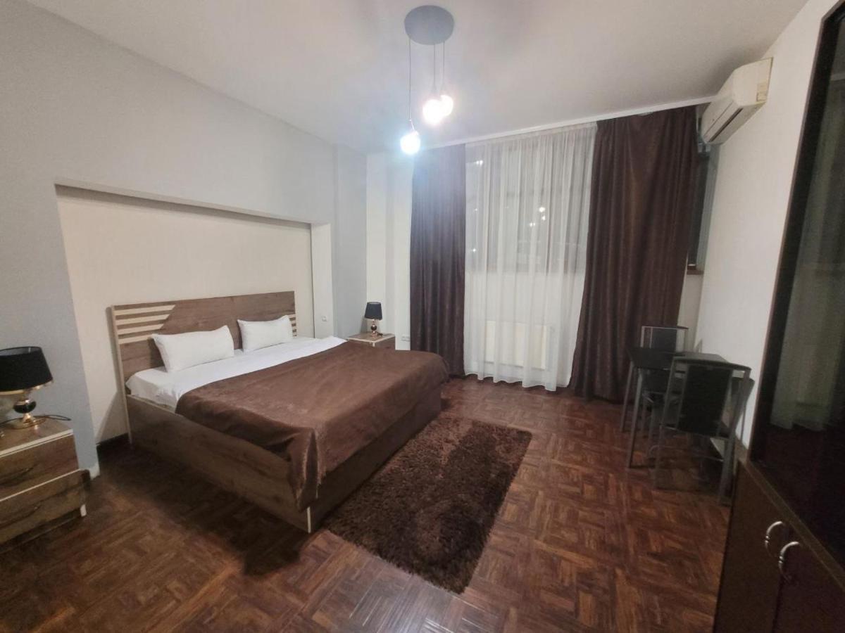Hotel In Center Of 耶烈万 外观 照片