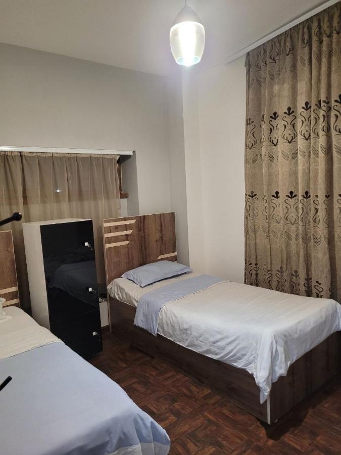Hotel In Center Of 耶烈万 外观 照片